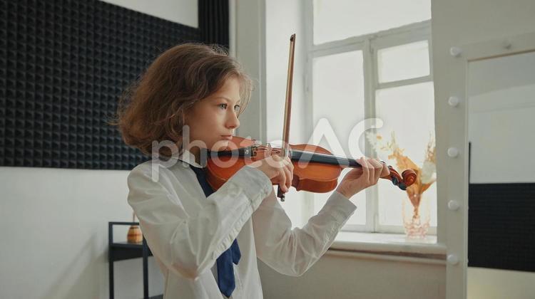 考えてバイオリンを演奏する女の子 バイオリン,女の子,ショートカットヘアの写真素材