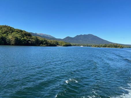 波に揺れる湖面と青空 波に揺れる湖面と青空 湖,湖面,森の写真素材