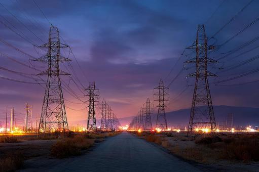 街の光を運ぶ高圧送電線 街の光を運ぶ高圧送電線の写真