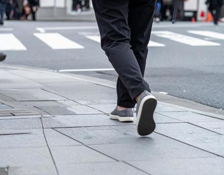街を歩く女性の足元 街を歩く女性の足元の写真