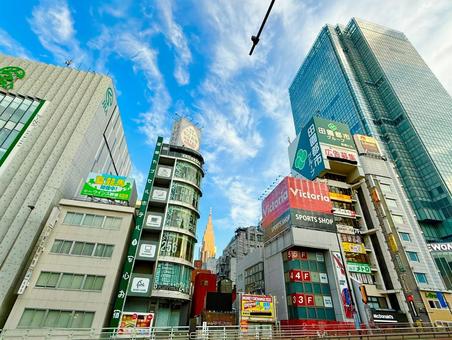 新宿の雑居ビル群と青空 新宿,ビル,青空の写真素材