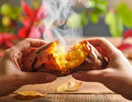 焼き芋を割る瞬間 焼き芋を割る瞬間の写真
