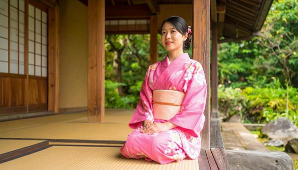 ピンク色の着物を着て和室に正座する女性 ピンク色の着物を着て和室に正座する女性の写真