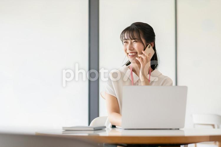 オフィスで働く若いビジネスウーマン ビジネスウーマン,若い,女性の写真素材