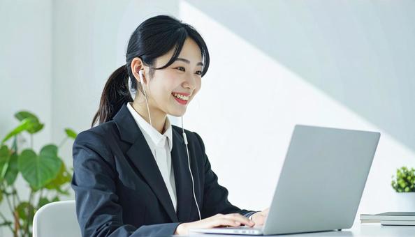 Web面接を受ける女性 Web面接を受ける女性の写真