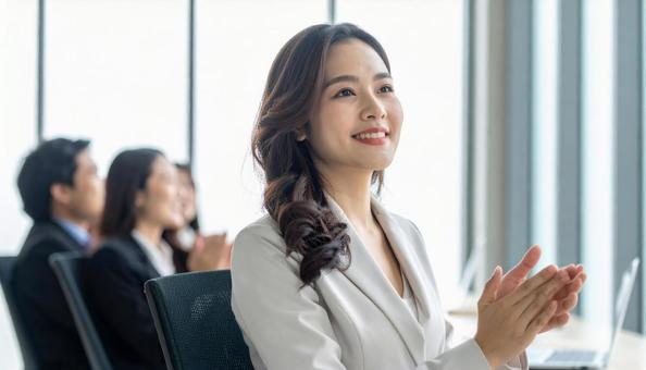 拍手する働く女性 拍手する働く女性の写真