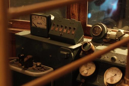 電車　運転席の写真