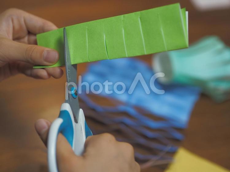 七夕飾り（網飾り）を作る子供の手 七夕飾り,七夕,網飾りの写真素材