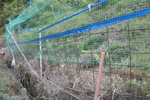修復を重ねたイノシシの侵入防止柵 修復を重ねたイノシシの侵入防止柵 イノシシ,被害,獣害の写真素材