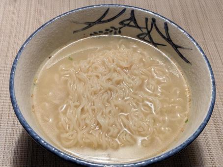 文化の日の朝に食べたインスタントラーメンの写真
