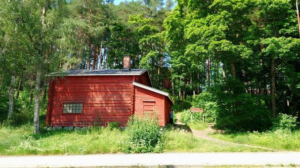 森の中の赤い小屋 森の中の赤い小屋 小屋,赤い家,煙突の写真素材