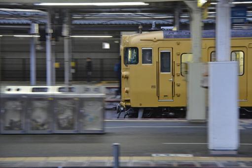 朝の岡山駅ホーム 朝の岡山駅ホームの写真