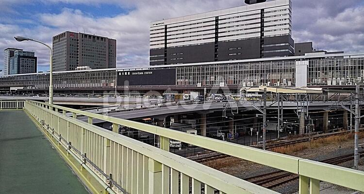 歩道橋からの風景 建築,橋,ビルの写真素材