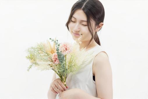 ドライフラワーの花束を持つ女性 ドライフラワーの花束を持つ女性 女性,花,花束の写真素材
