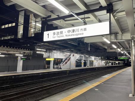 1番ホーム(中津川・多治見 方面) 1番ホーム(中津川・多治見 方面) 駅,ホーム,看板の写真素材