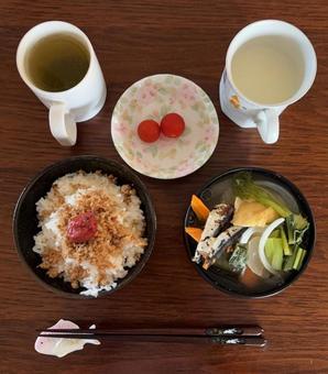 備蓄米昆布だしご飯にさばフレーク等の朝食 備蓄米昆布だしご飯にさばフレーク等の朝食 朝食,備蓄米,昆布だしの写真素材