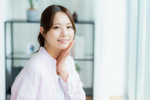 部屋でリラックスする女性 部屋でリラックスする女性 美容,笑顔,ポートレートの写真素材