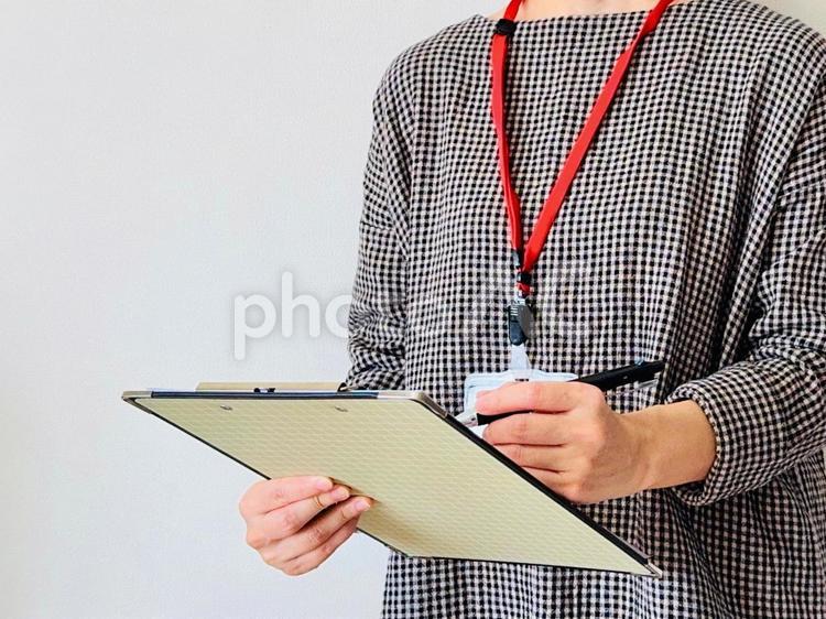 アンケートに回答する女性 女性,クリップボード,仕事中の写真素材