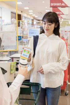 スーパーでの会計 クイックペイ スーパーでの会計 クイックペイ スーパー,女性,日本人の写真素材