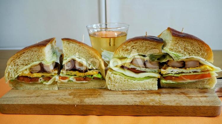 1／4カット・チキンバーガー（断面） 断面,ジャンボ,チキンの写真素材