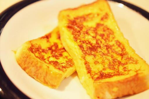 お皿にのせたフレンチトースト フレンチトースト,朝食,ブランチの写真素材