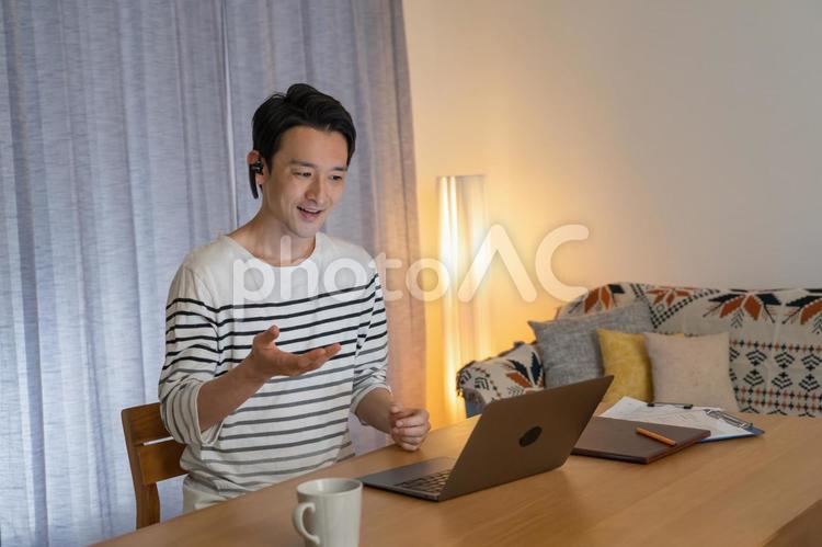 夜に仕事をする男性 男性,パソコン,自宅の写真素材