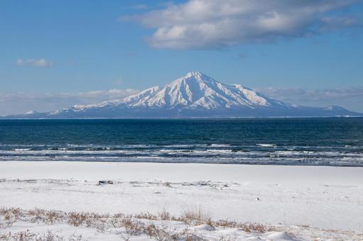 海岸から望む冬の利尻岳 海岸から望む冬の利尻岳 利尻岳,冬,冬山の写真素材