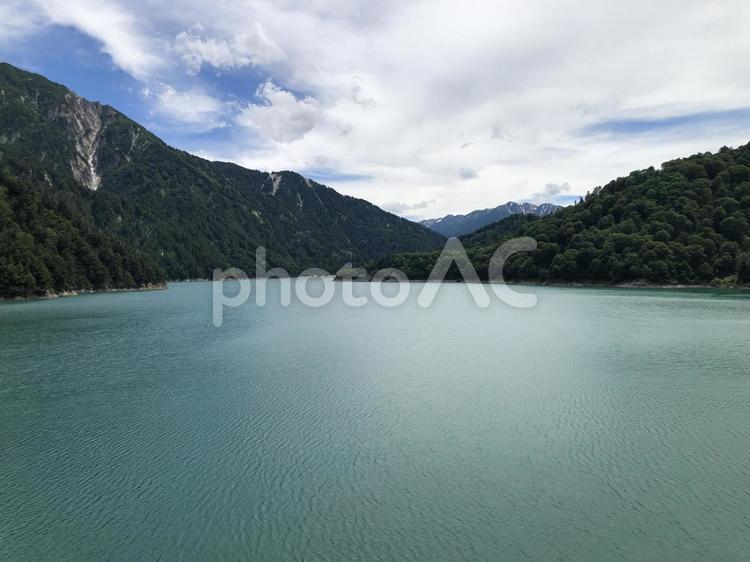黒部湖　青空と湖面 黒部湖,黒部ダム,青空の写真素材