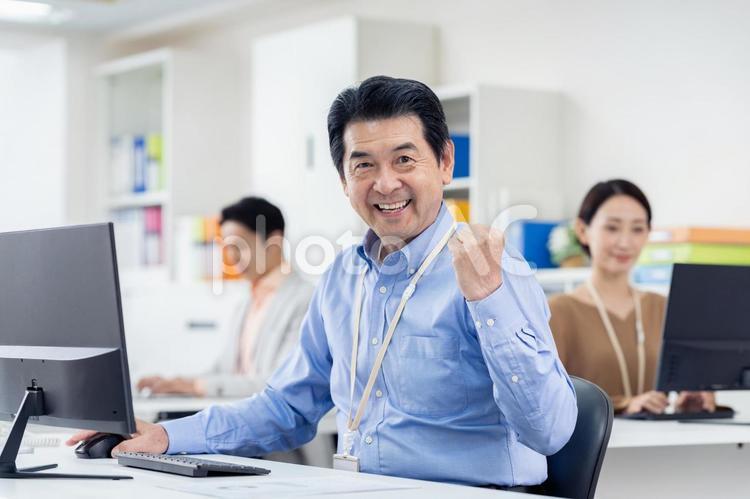 頑張るビジネスマン ガッツポーズ,ビジネスマン,ビジネスの写真素材