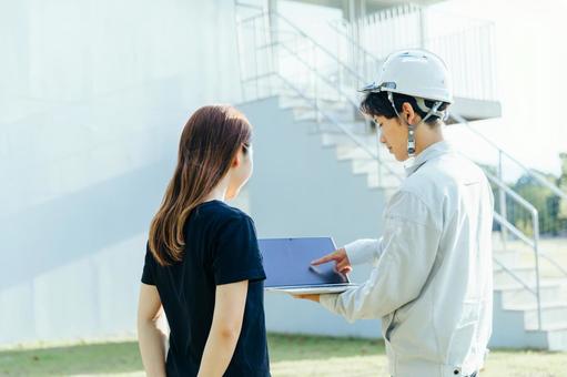 お客様に営業する作業着男性 住宅 お客様に営業する作業着男性 住宅 作業服,作業着,営業の写真素材