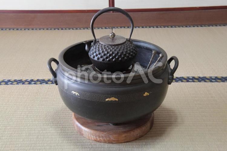 畳部屋に置かれた丸火鉢と使い込まれた鉄瓶 火鉢,鉄瓶,湯沸かしの写真素材