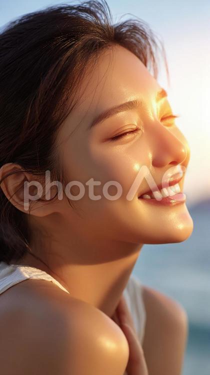 夏の海辺で輝く幸せそうな表情の美しい女性 女性,アジア人,笑顔の写真素材