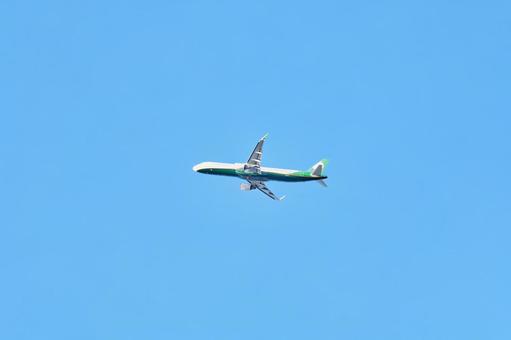 青空を飛ぶ飛行機 青空を飛ぶ飛行機の写真