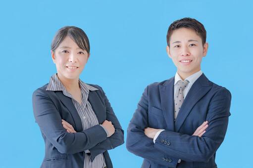 ブルー背景と男女のビジネスマン ビジネス,会社員,ビジネスパーソンの写真素材