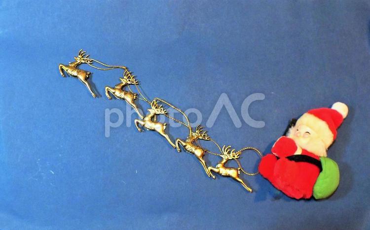 空へ駆けあがるトナカイとサンタ　 クリスマス,サンタクロース,トナカイの写真素材