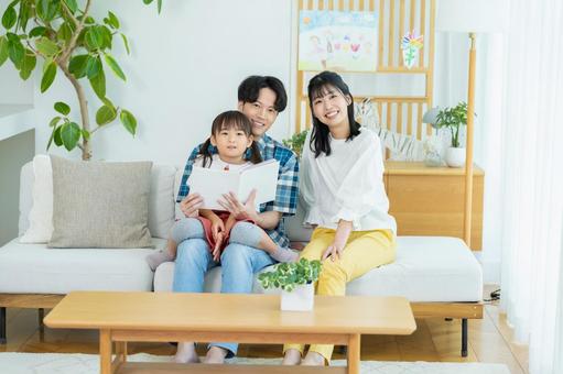 リビングで遊ぶ家族 リビングで遊ぶ家族 家族,笑顔,読み聞かせの写真素材