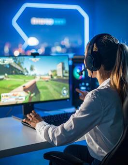 オンラインゲームを楽しむ人の写真