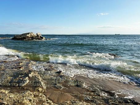 岩場から眺める海 岩場から眺める海 空,岩場,海の写真素材
