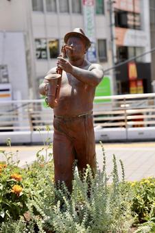 SAXを吹く中年男性のブロンズ像 SAXを吹く中年男性のブロンズ像の写真