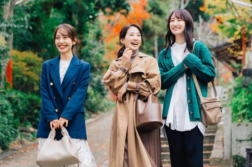 紅葉シーズンに旅行をする女性3人組 女性,紅葉,秋の写真素材