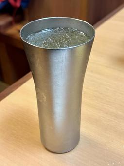 居酒屋で飲む冷たいハイボール 居酒屋で飲む冷たいハイボールの写真