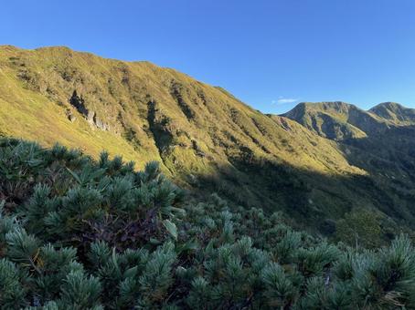 朝日に輝く山並み 鏡平からの展望 朝日に輝く山並み 鏡平からの展望 山,自然,風景の写真素材