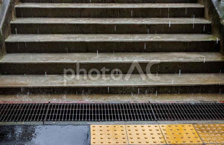 雨の階段 雨,土砂降り,階段の写真素材