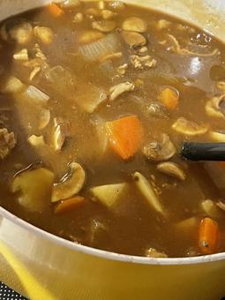 鍋に入ったカレー 鍋に入ったカレーの写真
