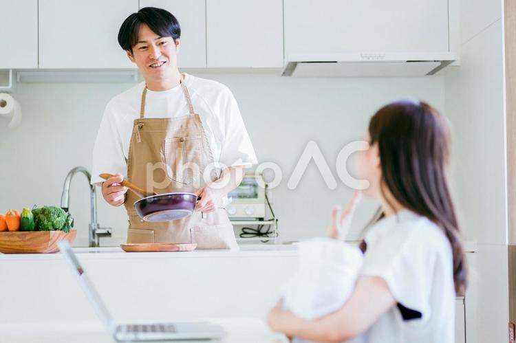 出産後に仕事する女性と家事をする男性 赤ちゃん,出産,リモートワークの写真素材