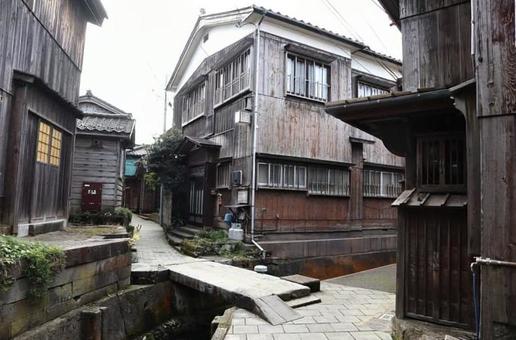 佐渡島南端、宿根木集落の一角 集落,木造住宅,小道の写真素材