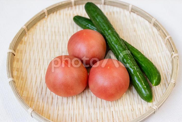 竹ざるに並んだ新鮮なトマトときゅうり トマト,きゅうり,竹ざるの写真素材