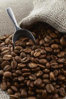 麻袋に入ったコーヒー豆 麻袋に入ったコーヒー豆 コーヒー豆,麻袋,布の写真素材