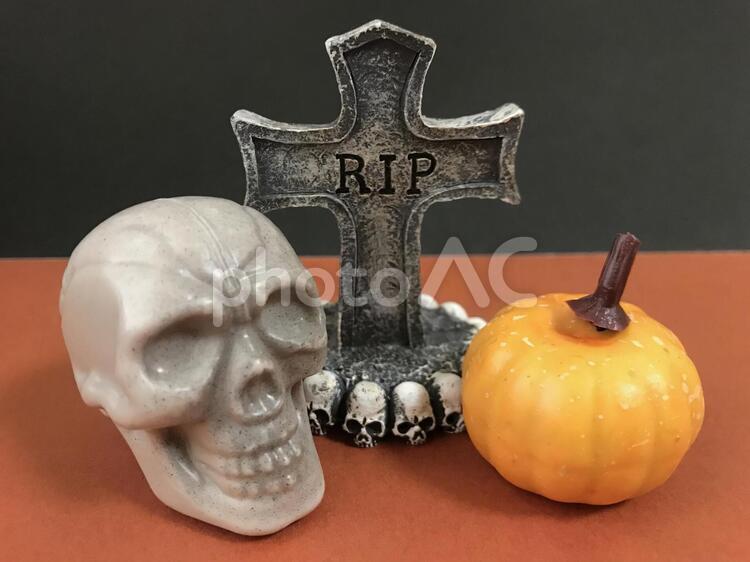 西洋風のお墓とドクロとカボチャ、墓石、ハロウィンイメージ カボチャ,ハロウィン,ハロウィーンの写真素材