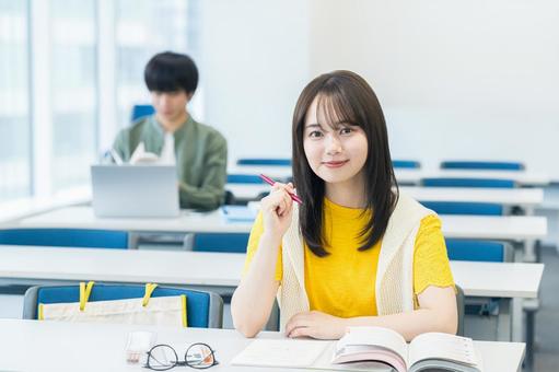教室で授業を受ける大学生 大学生,教室,笑顔の写真素材